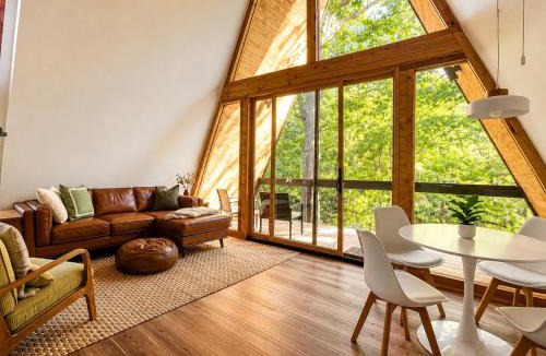 Rogers House | White Oak Haven-Cozy Forest A-frame near Bentonville