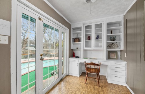 White Rock Hills House | White Rock Poolside Retreat- 4 Beds & a Private Pool