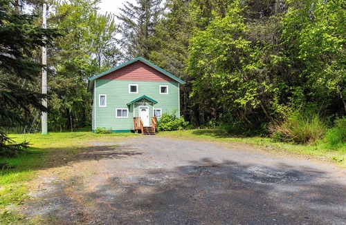 Seward House | Why not be altogether in a big, 5-bedroom house?