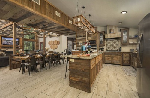 Broken Bow Cabin | Wine Time – Luxury Cabin – Relaxing Pool Retreat, Seasonal Creek