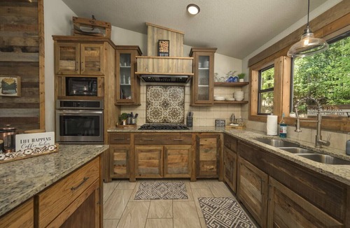 Broken Bow Cabin | Wine Time – Luxury Cabin – Relaxing Pool Retreat, Seasonal Creek
