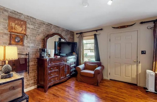 Eureka Springs Historic District Apartment | Wolfs Den at Tradewinds - Pool