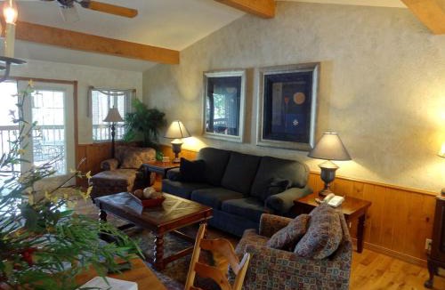 Mount Ida House | Wonderful Pet Friendly Log Cabin in Mount Ida, AR