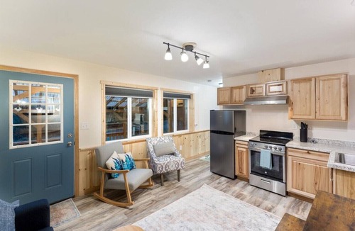 Questa Woods Cabin | Woodland Cabin - Tiny Home Retreat Sleeps 4