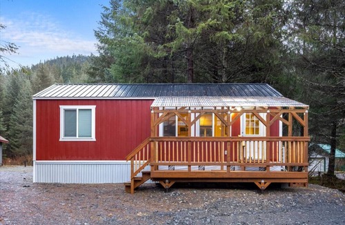 Questa Woods Cabin | Woodland Cabin - Tiny Home Retreat Sleeps 4