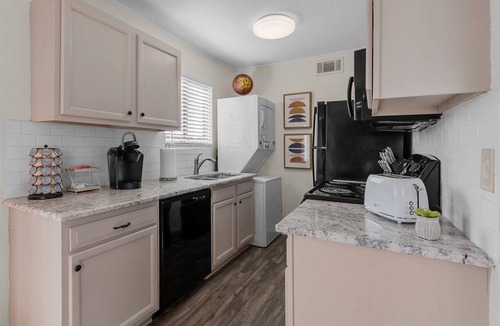 College Station Apartment | Woodstock:2nd Floor, walk to A&M