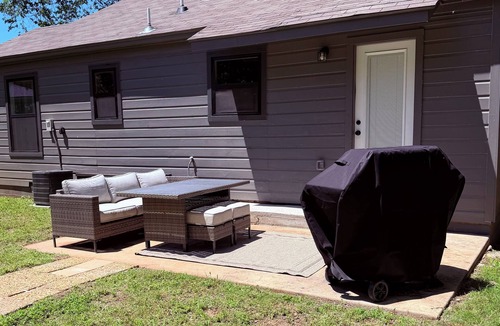 Central Arlington House | World Cup Home Base - 2BR + Large Private Yard - Walk to Stadium