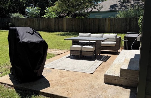Central Arlington House | World Cup Home Base - 2BR + Large Private Yard - Walk to Stadium
