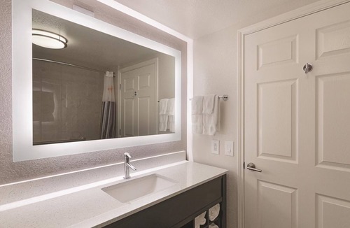 Arlington Hotel | Your Arlington Dream Stay: Cozy Comfort Near Six Flags & Stadium!