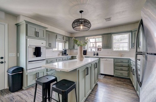 Yukon House | Yukon Boho Bungalow w/Huge Kitchen just off I-40