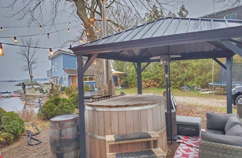 Gravenhurst Condo | Zuka Boathouse with Wood-Burning Hot Tub and Sauna