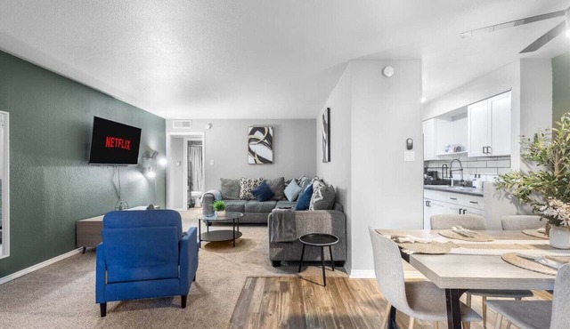 0.2mi/0.3km to Dallas Stadium 3BR +FREE Parking