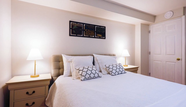 1,200sq.ft comfy & clean home with luxury bedding.Sleep as a king!
