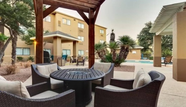 1 King Studio w/Kitchen | Free Breakfast & Pool