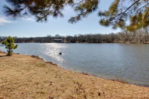 < 1 Mi to Lake Fork: ‘Appy Haven’ in Yantis