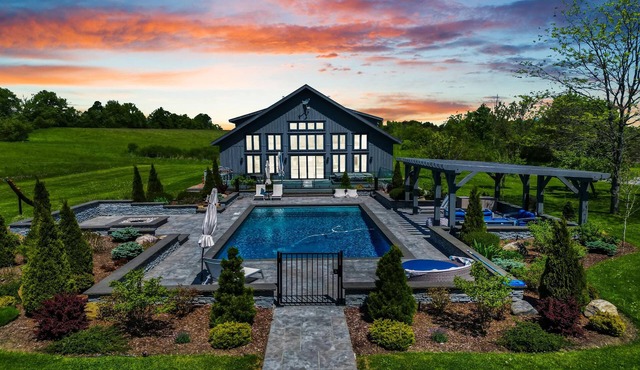 11 bdrm Estate on 170 private acres! Pool! Pond! Hot Tub!
