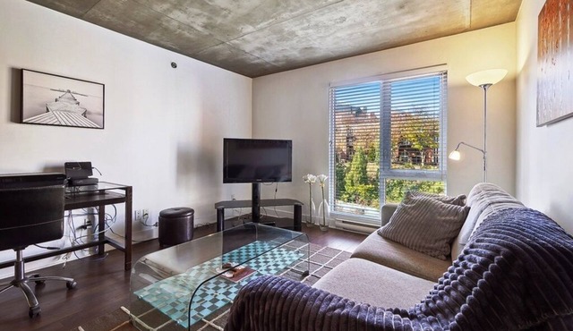 #165 Modern & Spacious Condo in Downtown