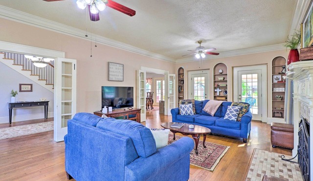 1920s Corsicana Home: Group Getaway Near Downtown!