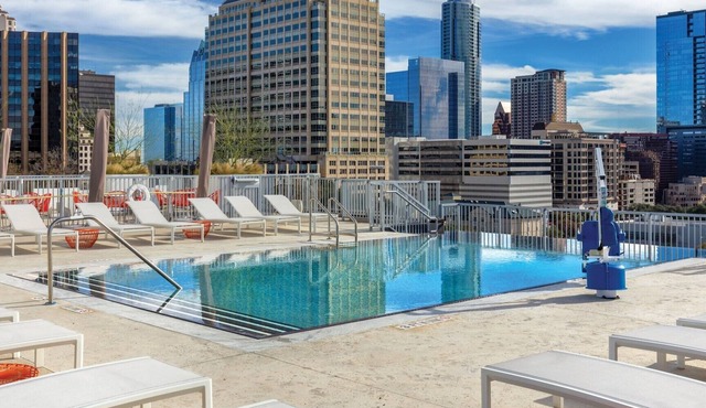 1BD/Austin - Rooftop Pool & Firepit, BBQ!