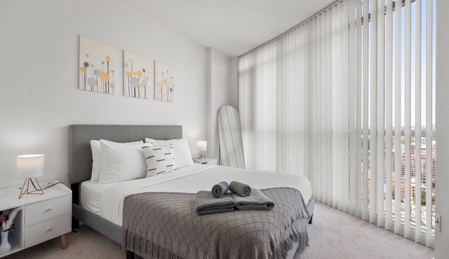 1BR 1 Bath 3 Guests Parking Balcony Near CN Tower Downtown—By Hostia