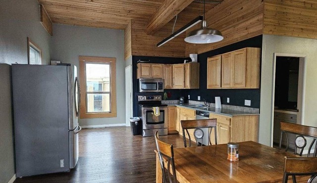 2 bed/1 bath - great central location - near ferry terminal, shops & more
