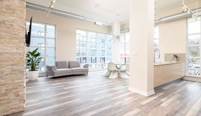 2 bedroom + Den bright Casa Loma/Madison Avenue Loft Condo