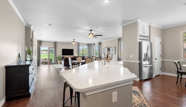2 King Beds in this relaxing home on the greenbelt.