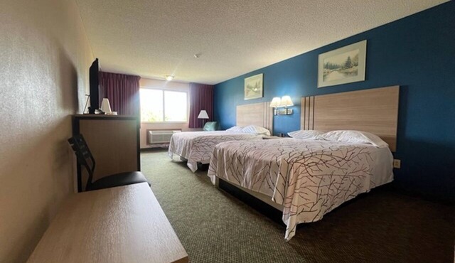2 Queen Beds + Free Continental Breakfast — Steps from Historic Down & Museum