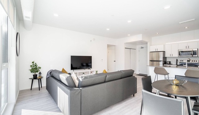 (210) Stunning 2BR/2BA in River East (1755)