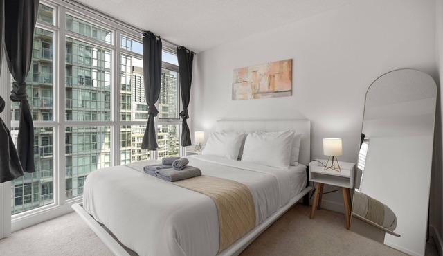 2BD 1 Bath 4 Guests Parking Balcony Near CN Tower Downtown—By Hostia