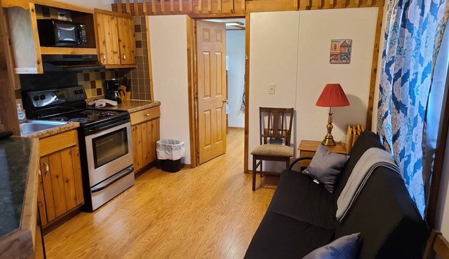 2BR 1BA Cabin w/4 Bunk Beds & Queen