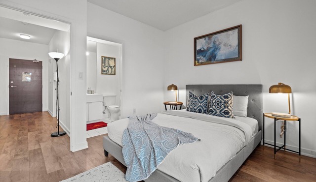 2BR 2 Bath 6 Guests Parking Balcony Near CN Tower Downtown—By Hostia