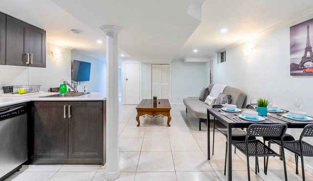2BR Apt - Close to Trinity Bellwoods Park!