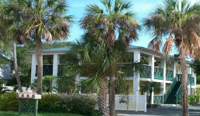 2BR Beachside Escape: Ideal for Mid-Term Stays. Walk to the beach. in Melbourne Beach