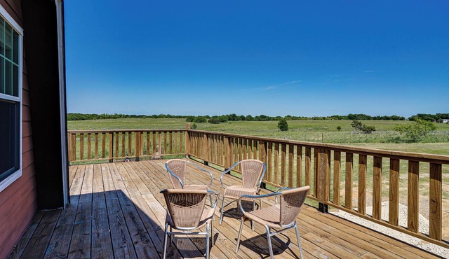 2BR Water View Home w/Balcony, Fireplace & AC