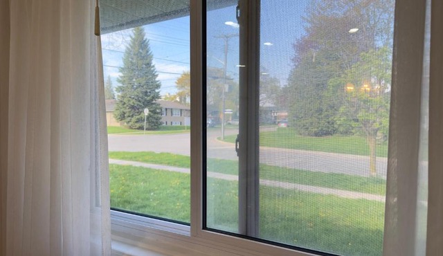 3 Bed 2 Bath Bungalow, Walk to Bus, 30 min to Downtown