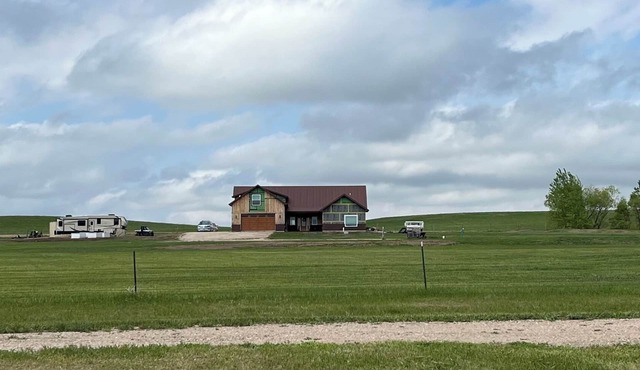 3-bedroom 2-bath house with WiFi, AC, 5-TV’S, panoramic views of the Black Hills