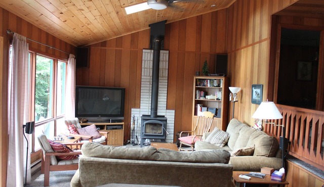 3 Bedroom Cottage Lakeside Hideaway Great for one or two families!