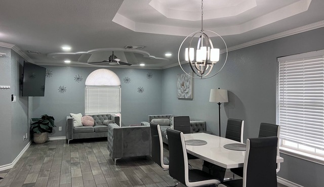3-bedroom house in North Laredo with AC, WiFi kitchen equipped