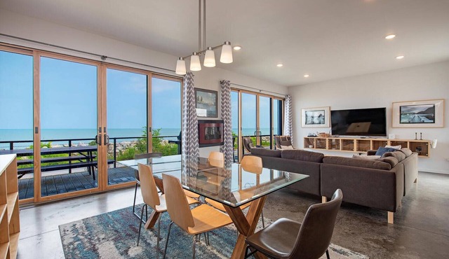 3 BR Modern Lakefront Home 2miles from C.P. and Sports Force Winter Stays!