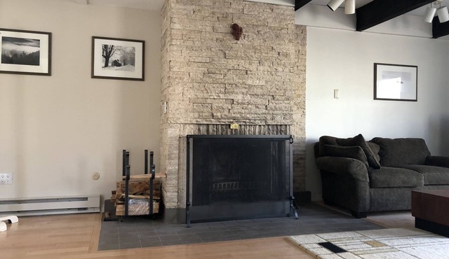 3 Level Stratton Mountain Condo Only 2 Miles To The Base Of Stratton