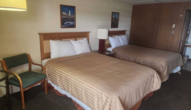 3 Rooms - Enjoy Budget-Friendly Comfort w/Flat TV + Microwave + Nearby Dining