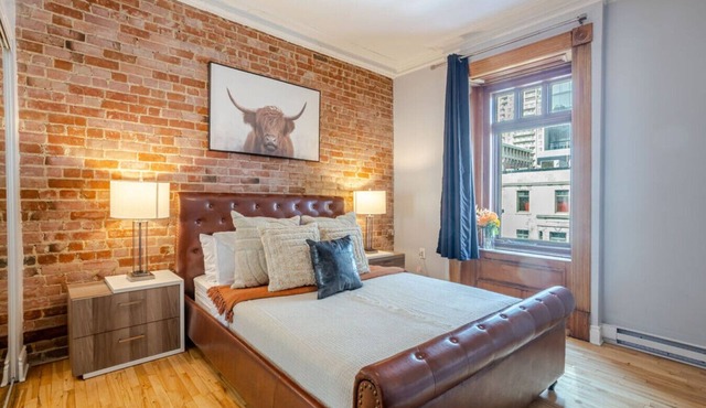 3BDR Apt | Rooftop Spa Tub & Grill on Crescent