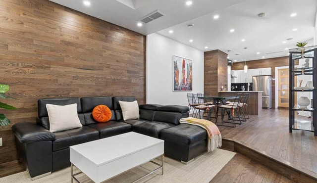 3BR Apt DT/King Bed/Indoor Parking/AC