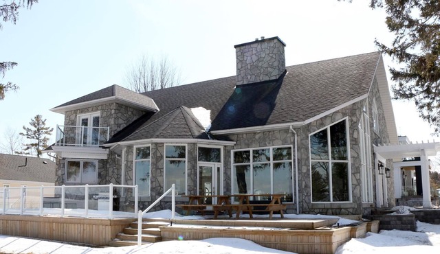 4 bed, 6 bath cottage on Lake Simcoe minutes from Barrie! In-ground pool!
