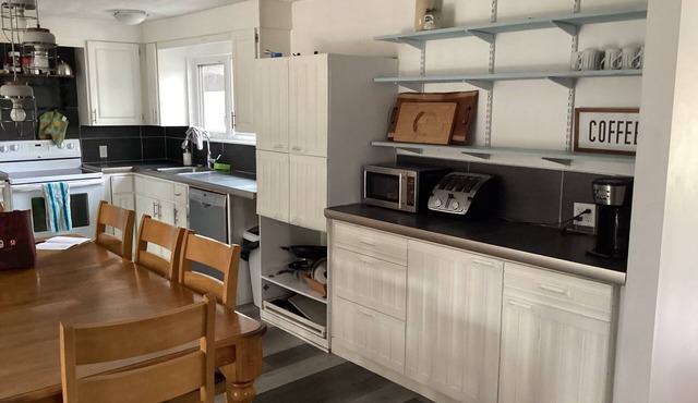 4 bedroom 2.5 baths sleeps 10 Wifi and free parking