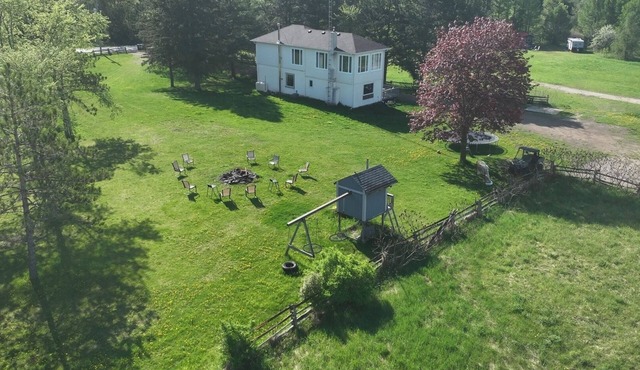4 bedroom house on the madriver/tubing/🏊‍♀️/30 + acres/lots to do