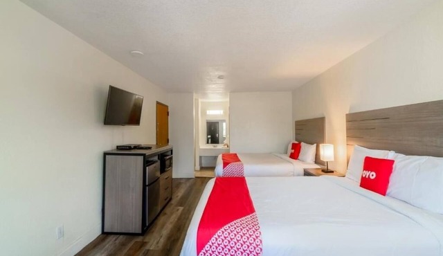 4 Comfortable Rooms Stay Near Funeral History Museum – 2 Queen Beds