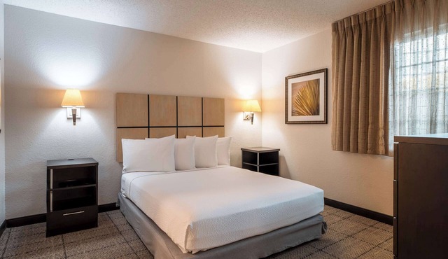 4 Modern Suites | Full Kitchen | Near Airport – Homelike Amenities