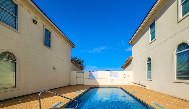 4BR Smart Luxe Condo w/Pool View, Gated Community: close to Costco & Top Golf